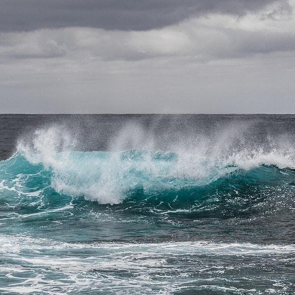 Bombanın karaya vurduğu plaj, Pasifik Okyanusu'ndaki güçlü fırtınaların yarattığı dalgalar nedeniyle geçtiğimiz haftalarda tahliye edilen plajlardan biriydi.