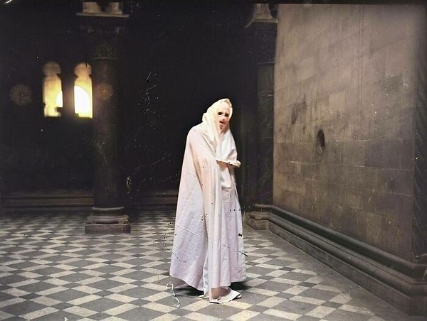 15. "Человек, закутанный в плащ, стоящий на кафельном полу" Из коллекции Clonbrock, около 1890 года