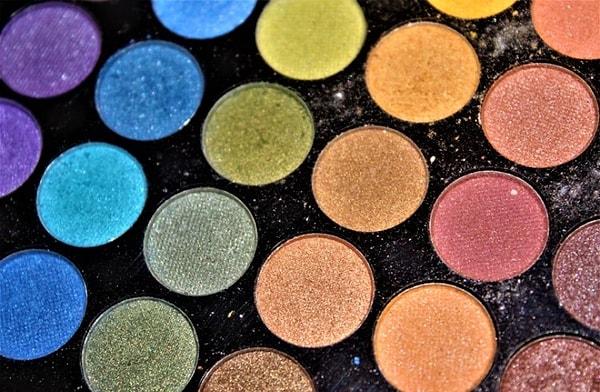 Far paletleri renkleri ve ışıltılarıyla en sevilen makyaj malzemelerinden biri.