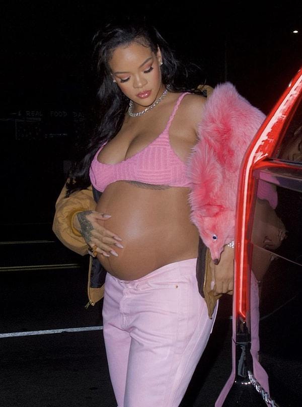 7 ay önce doğum yapan Rihanna, dördüncü kez hazırladığı 'Savage X Fenty Vol.4' şovuyla da yine çitayı arttırdı.