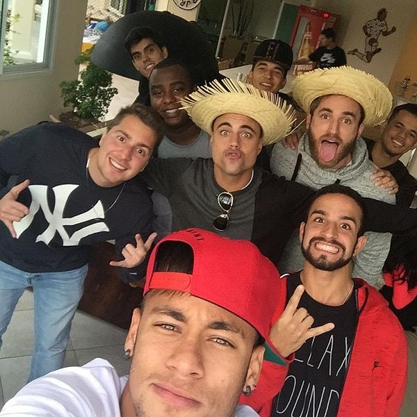 Neymar, olası skandallardan kaçınmak için partiyi olabildiğince gizli tutmaya çalışsa da başarısız olduğu belirtildi.