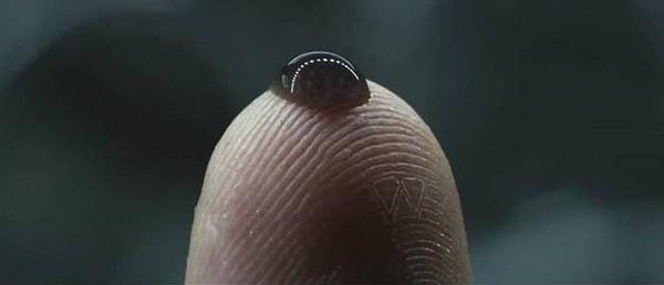 2. Prometheus (2012) filminde David'in parmak izinde iki tane ters üçgen bulunuyor. Bu, Weyland Corporation'ın logosudur.