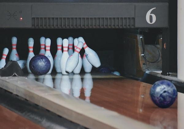 Dizi ayrıca Catherine'in bowlingi icat ettiğini de gösteriyor ancak kanıtlar oyunun MÖ 5200'e kadar uzandığını gösteriyor.