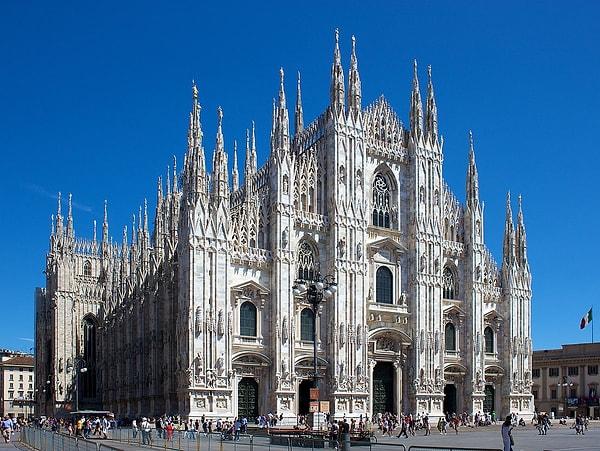 Aynı şekilde Duomo katedralinin inşaası Giovanni'nin ölümünden sonra planlanıyor.
