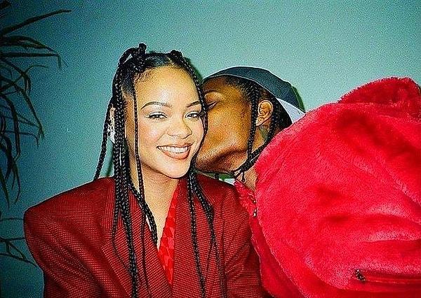 A$AP Rocky ile ilişkisiyle de çok konuşulan Rihanna, geçtiğimiz süreçte hamilelik haberini sevenleriyle paylaşmıştı.