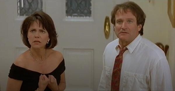 5. Robin Williams'ın çocuklarıyla daha sık vakit geçirmek için dadı kılığına girdiği 'Müthiş Dadı' filminde, izleyenleri üzecek bir sahne kesilmiş.