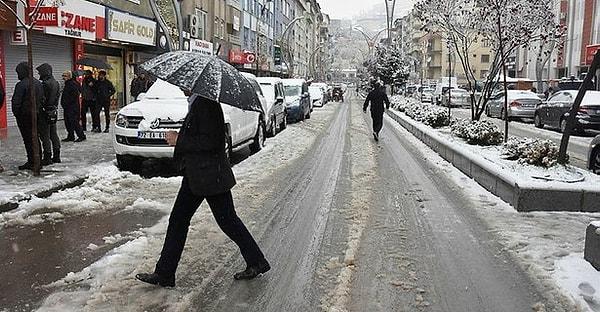 20 Aralık sonrasında başlaması beklenen kar yağışının ise 4-5 gün boyunca etkisini sürdüreceği söyleniyor. Okan Bozyurt'a göre; kar yağışı özellikle İstanbul'un yüksek kesimlerine etki edecek.