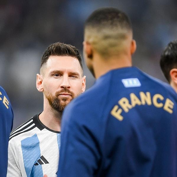 Seremonide tüm gözler Messi ve Mbappe'nin üstündeydi. İlk düdükten itibaren Arjantin hakim bir futbol oynayarak Fransa'ya şans tanımadı.