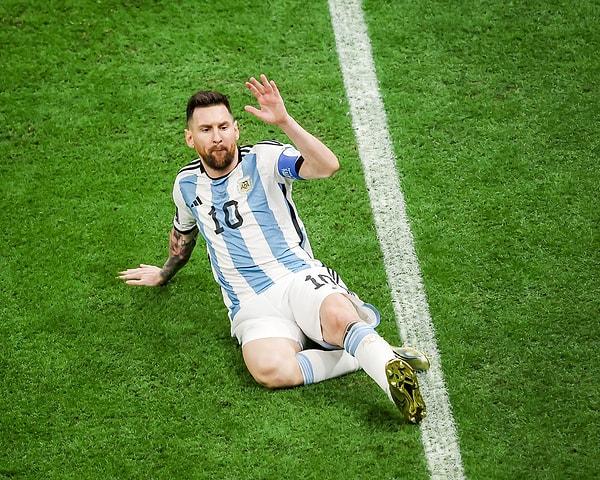 Penaltıda kaleciyi ters köşeye yatıran Lionel Messi, Arjantin'i 1-0 öne geçirdi.