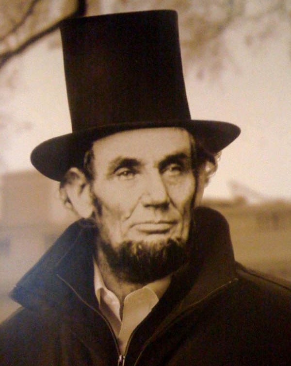 8. Başkan Abraham Lincoln'ün silindir şapkasının bir amacı vardı: İçinde önemli not ve kağıtları taşımak.