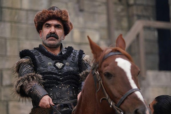 Şimdilerde Kuruluş Osman dizisinde rol alan ve yeniden ekranlarda yer alan Özmol'un annesi hayatını kaybetti.
