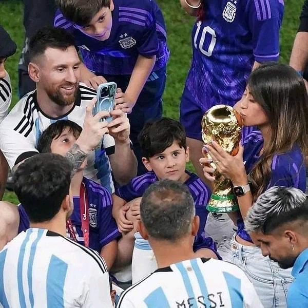 Onun bu isteğini kırmayan yine Messi oldu. Hanımcılık konusunda çıtayı arşa yükselten Messi'nin verdiği fotoğraf sosyal medyada çok konuşuldu.