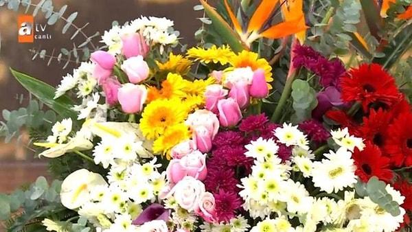 Doğum günü için gönderilen hediyeleri gösteren ve notları okuyan Anlı, eşi Şinasi Yüzbaşıoğlu'nun gönderdiği çiçekleri de "Kocam göndermiş" diyerek gösterdi.