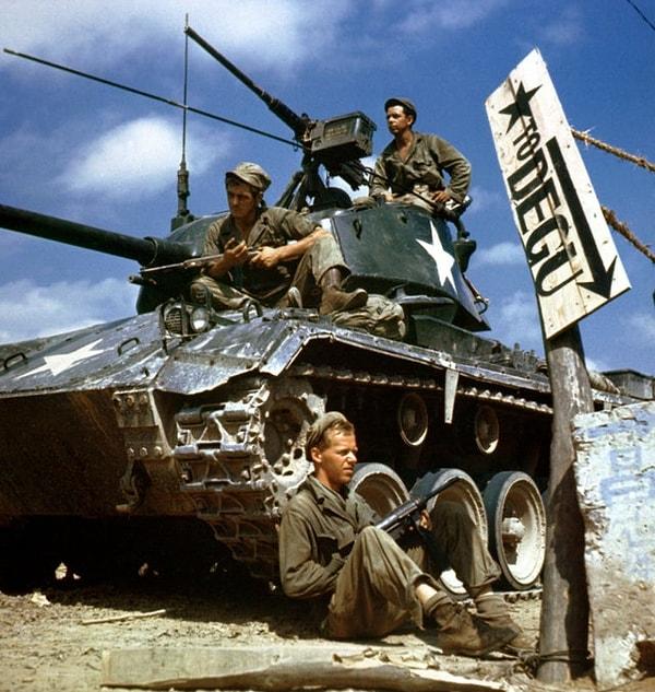 5. Kore Savaşı sırasında Naktong Nehri cephesinde bir M-24 tankının mürettebatı - 1950: