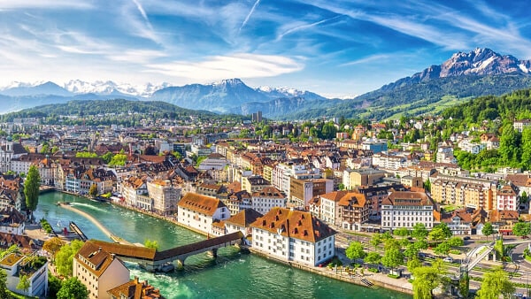 Biliyorsunuz ki İsviçre'de yaşama imkanı olsa çoğu kişi bavulunu hazırlayıp arkasına bakmadan gider.