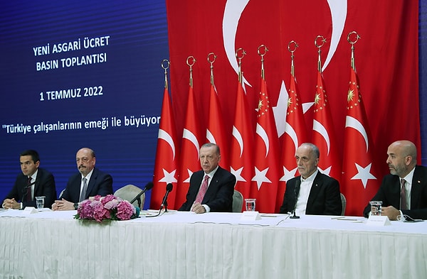 Asgari Ücret Komisyonu toplantılarında sona yaklaşılıyor. Teamüllere göre 4. toplantıda rakam ortaya çıkıyor. 2022 yılı asgari ücretine gelen zamları Cumhurbaşkanı Erdoğan açıklamıştı. Bu yıl da asgari ücret zammı aynı şekilde açıklanabilir.