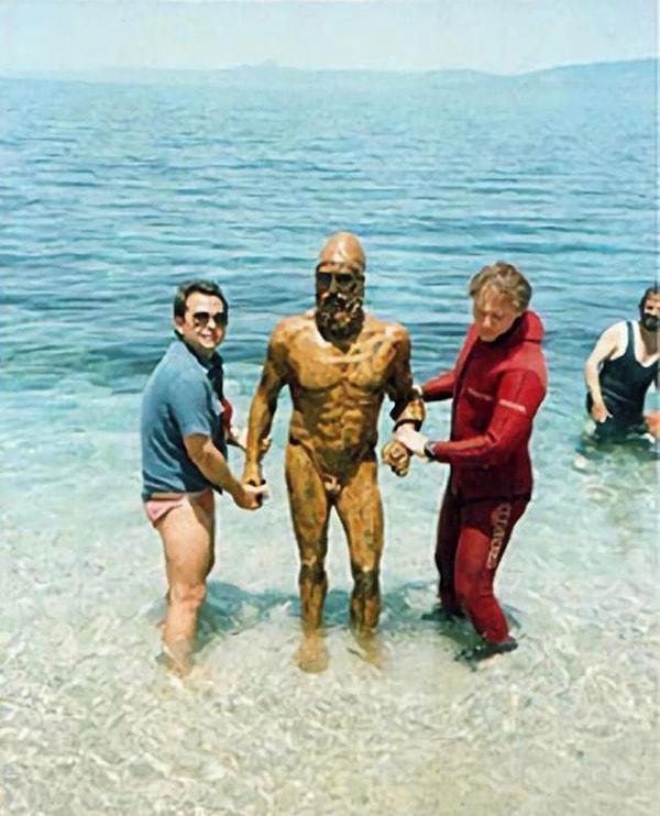 3. 1972'de Stefano Mariottini, Monasterace sahilinde şnorkelle yüzüyordu ve kumdan çıkan bir insan eli fark etti...