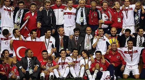 Türkiye'nin son katıldığı dünya kupası döneminde doğan çocuklar şimdi askere gidiyor. Türkiye Milli Takımı, en son 2002 yılında Dünya Kupası'na katılmıştı. Şenol güneş liderliğindeki takım turnuvadan dünya 3.'sü olarak ayrılarak ayrı bir gurur vermişti.