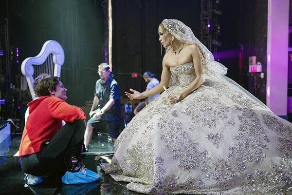 11. Marry Me filminin setinde, Jennifer Lopez'in göz alıcı kostümüyle yönetmen Kat Coiro ile sohbet ettiği an;