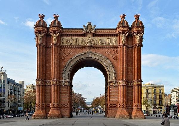 Tıpkı Barselona'da 1883'teki fuar için inşa edilmiş Zafer Takı'nın hâlâ yerinde durduğu gibi.