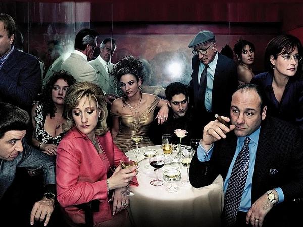The Sopranos uyarlaması olarak Show TV ekranlarında izleyiciyle buluşacak olan Aile dizisi mafya, aşk ve suç temaları üzerine kurulu.