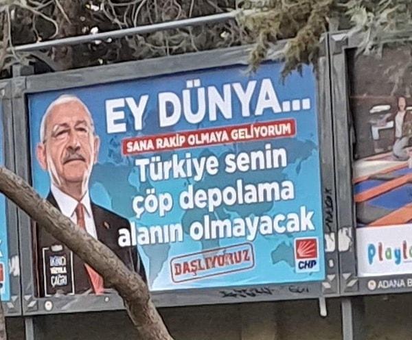 Kemal Kılıçdaroğlu'nun fotoğrafının yer aldığı afişlerde 'Ey dünya sana rakip olmaya geliyorum' ifadeleri yer aldı.