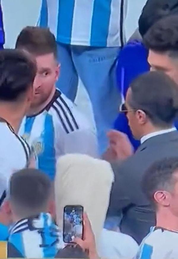 Finali tribünden izleyen Nusret, bitiş düdüğünün ardından kendini sahaya atarak Messi ile iletişime geçmeye çalıştı.