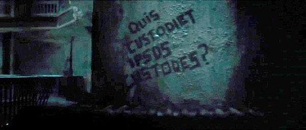2. Duvarda 'Quis custodiet ipsos custodes?' yazan bu grafitiyi hangi filmde görmüştük?