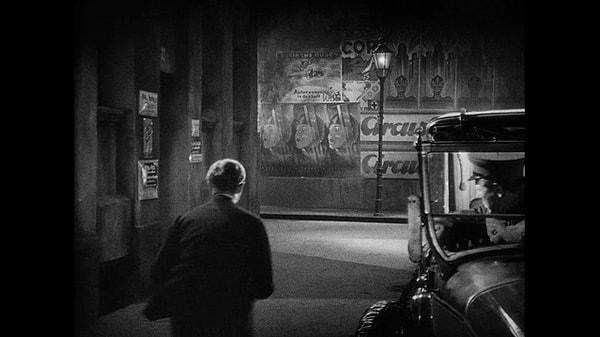 11. Spione (1928) filmindeki duvarlarda filmin yapımcısı Fritz Lang'in önceki filmi Metropolis (1927) filminin posterleri var.