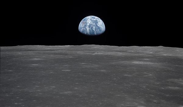 Dünya'nın Ay yüzeyinden yükselişini gördüğümüz bu kare astronot William Anders tarafından 1968 yılında çekildi.