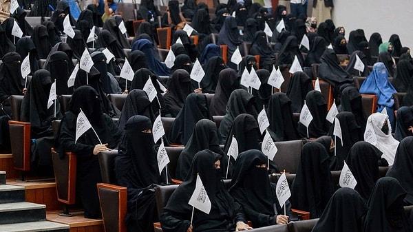 Geçtiğimiz günlerde kadınlar ve kız çocuklarına yeni bir kural daha getiren Taliban, kadınların üniversiteye girişini engellemişti.