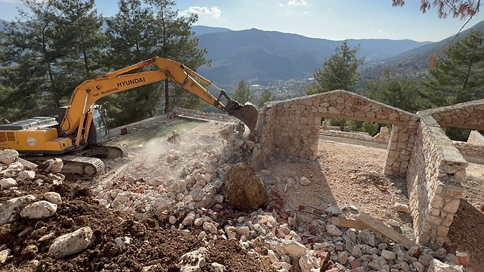 12 Kaçak Villa Yıkıldı