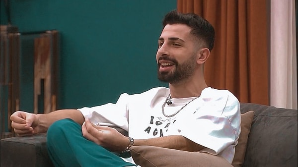 "Mahalle kültüründen geliyorum" diyerek ilk bölümde kendisini rapçi olarak tanıtan Sedat bildiğiniz gibi freestyle rap performansıyla evde alkış toplamıştı.