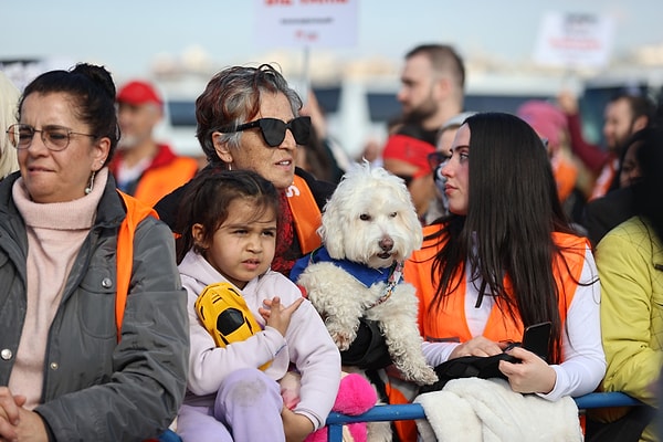 Burada konuşan Pati Koruyucuları Derneği Başkanı Ayşe Taşkıran, her canlının fiziki ve duygusal acıyı hissedeceğini söyledi.