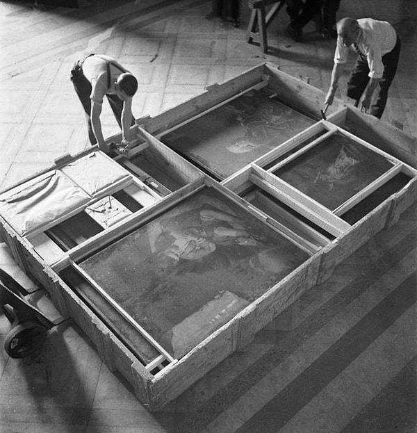 8. Ağustos 1939'da Louvre "tadilat" nedeniyle kapatıldı ancak bu süre zarfında Fransa'nın Almanya'ya düşmesi beklentisiyle binlerce sanat eseri paketlenip tahliye ediliyordu.