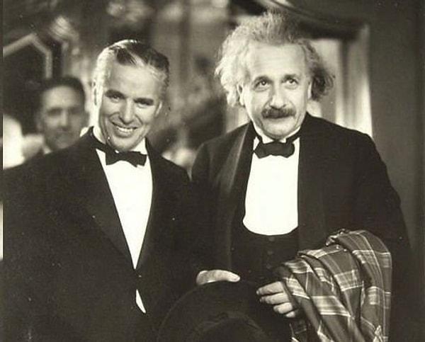 8. Charlie Chaplin ve Albert Einstein, 1931'de "City Lights" filminin ön gösteriminde.