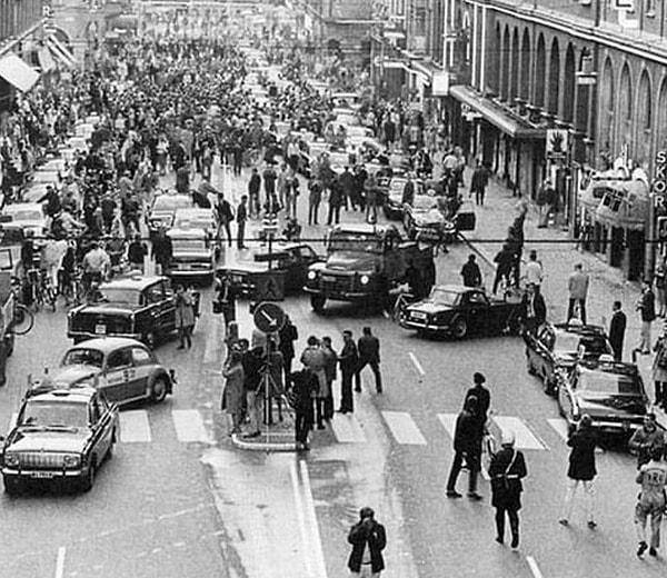 12. 1967 yılında trafikte sol taraftan sağ trafiğe dönen İsveç'te ilk günden yaşanan karmaşa.