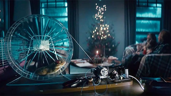 O videoda, elektriksiz kalan aile elektrik için bir hamster kullanırken, videonun sonunda da "Mutlu 'Rus karşıtı' Noeller! Medyanız size tüm bunların nereye varacağını söylemiyorsa, RT'yi izleyebilirsiniz" mesajı yayınlandı.