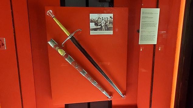 6. L'épée de Stalingrad a été présentée à l'URSS par la Grande-Bretagne pour célébrer leur succès dans la bataille de Stalingrad.