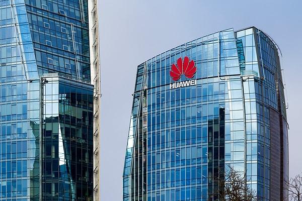 Huawei markası da tüm ambargolara rağmen 71.2 milyar dolarla ilk onda yer bulabildi.