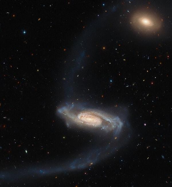 Garip sarmal gökada ESO 415-19, Dünya'dan yaklaşık 450 milyon ışıkyılı uzaklıkta bulunuyor.