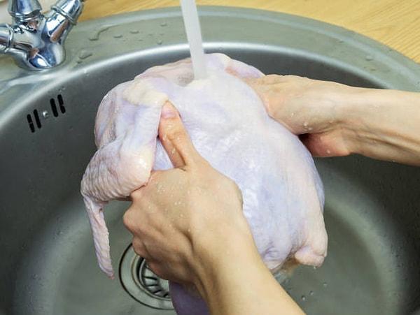 9. Bakterileri yok etmek için tavuğu pişirmeden önce yıkarsanız mikroorganizmaların yayılmasına yol açabilirsiniz.