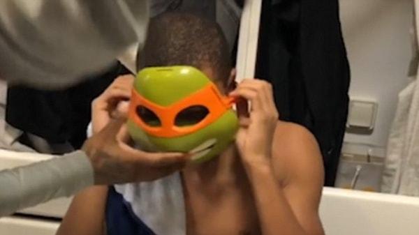 Ninja kaplumbağa karakteri Michelangelo'ya çok benzetilen Mbappe'ye bir zamanlar takım arkadaşı olan Thiago Silva da Michelangelo maskesi hediye etmişti.