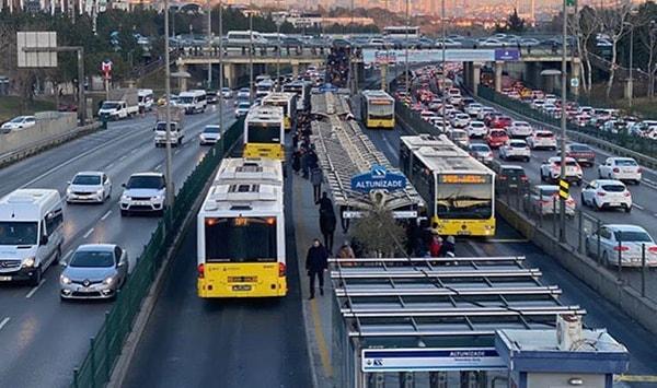 İBB tarafından yapılan açıklamaya göre yılbaşında metrobüs, otobüs ve metro hatlarının seferleri artırıldı.