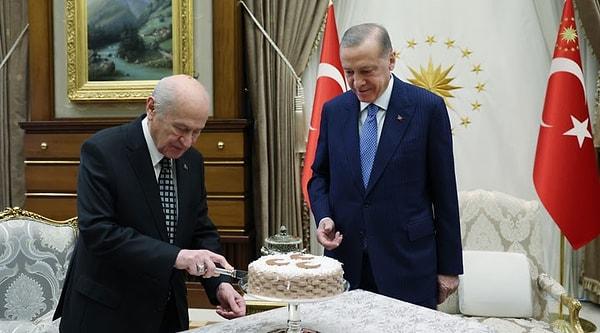 Erdoğan, görüşme öncesi 1 Ocak 1948 doğumlu olan Devlet Bahçeli'nin doğum gününü kutladı.