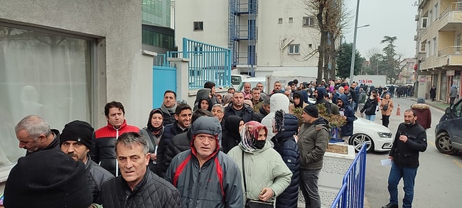 Kimi 'Askerlik borçlanması' yaparken kimi de 'Çocuk borçlanması' yapmak için sabahın erken saatlerinde sıraya girdi.