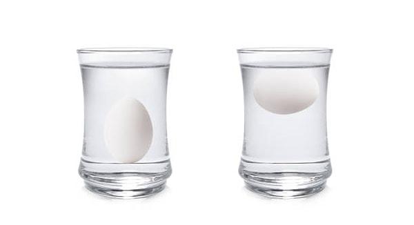 Yumurta taze mi bayat mı bunu anlamanın iki yolu vardır. Bunlardan ilki, yumurtaları su dolu bir kaba koymaktır. Yumurta su yüzeyinde yatay halde duruyorsa taze demektir. Ancak su yüzeyinde dik halde duruyorsa bayat anlamına gelir. Yarı yatay halde ise de, yumurta en az bir haftalık demektir.