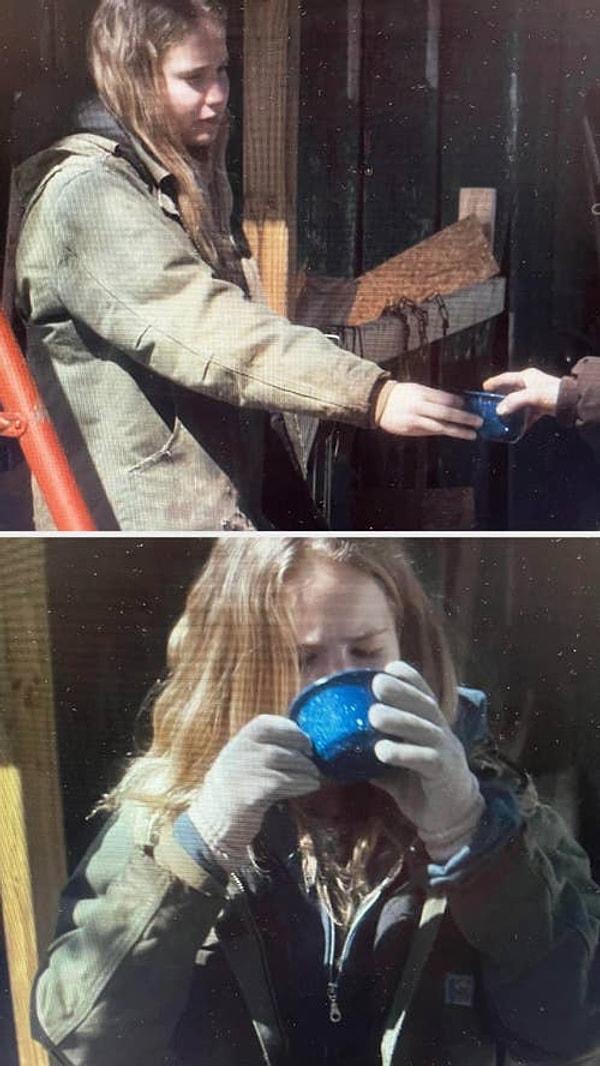 4. Winter's Bone (2010) filminde Jennifer içeceği alır almaz eldivenleri kayboluyor.