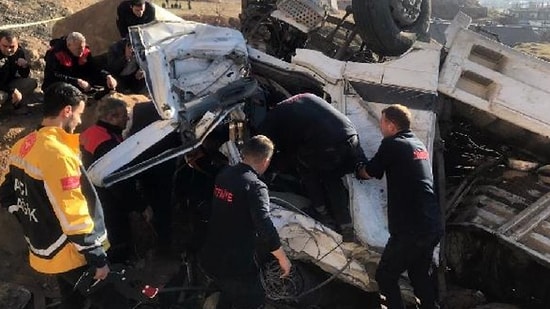 Virajı Alamayan TIR Şarampole Yuvarlandı: 1 Ölü, 1 Yaralı