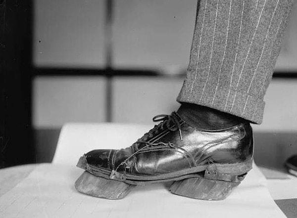 5. Alkol yasağı döneminde polisler tarafından izlerinin sürülmesini engellemek için toynak tabanlı ayakkabı giyen satıcılar. (1924)
